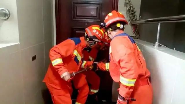 离开考不到半小时，武汉一考生被智能门锁困住！消防员火速开锁