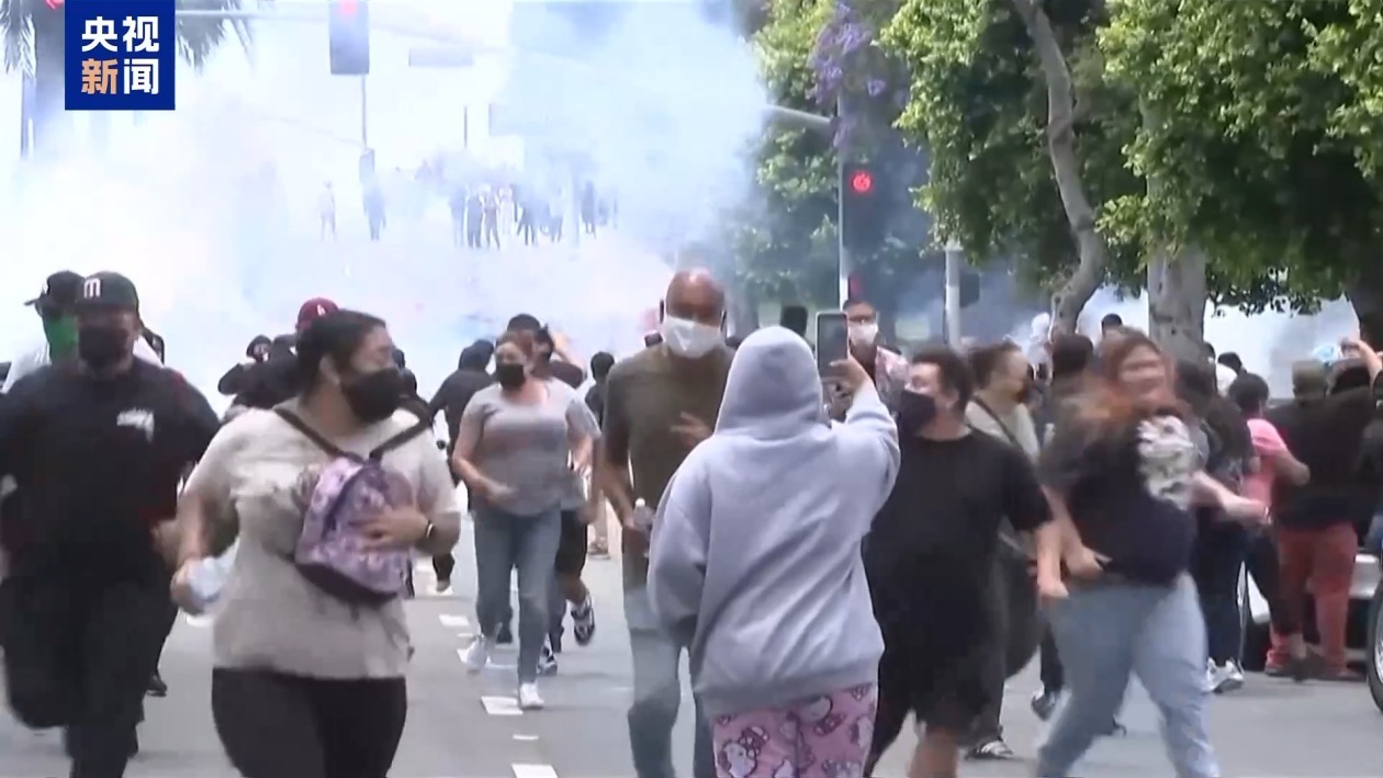 加州冲突持续 美执法人员动用催泪瓦斯和震爆弹 加州冲突持续 美执法人员动用催泪瓦斯和震爆弹
