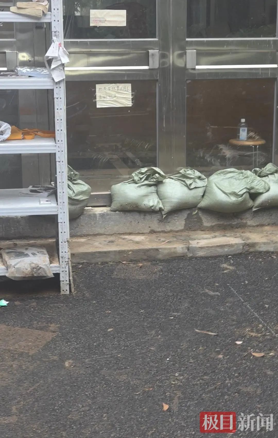 长沙一所大学宿舍因暴雨被淹,学生:当时积水已到脚踝,因为害怕去了酒店过夜 长沙一所大学宿舍因暴雨被淹,学生:当时积水已到脚踝,因为害怕去了酒店过夜