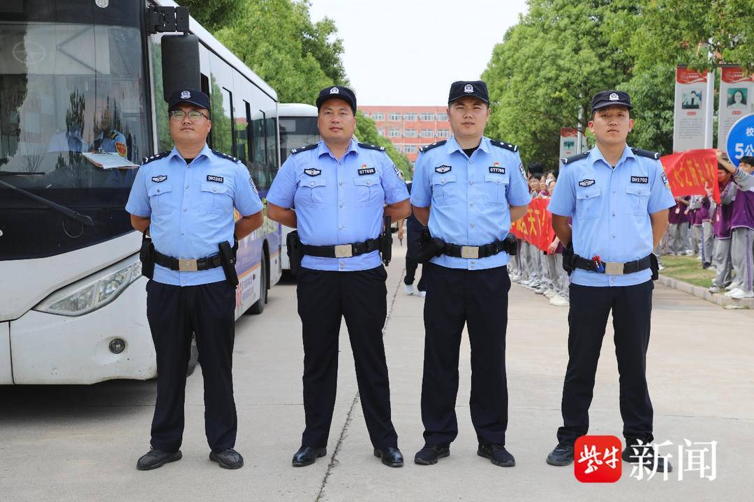 考生踏上“赶考”征途 警方全程护送助力圆梦 考生踏上“赶考”征途 警方全程护送助力圆梦