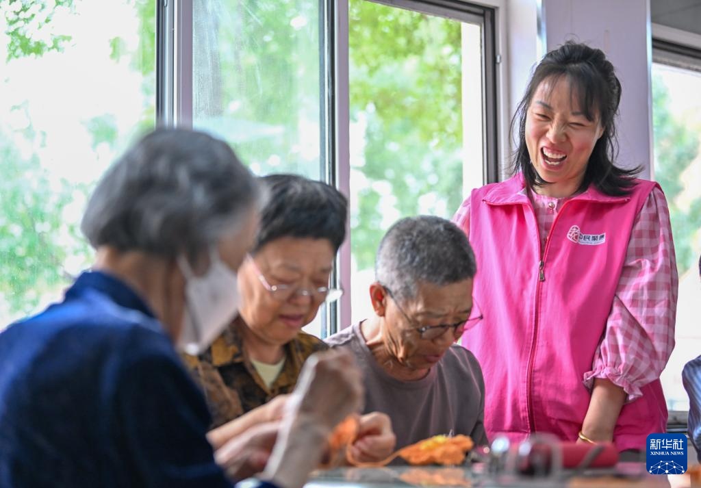 新华全媒+·新职业故事|养老管家:用心守护“银发族”的幸福“夕阳红” 新华全媒+·新职业故事|养老管家:用心守护“银发族”的幸福“夕阳红”