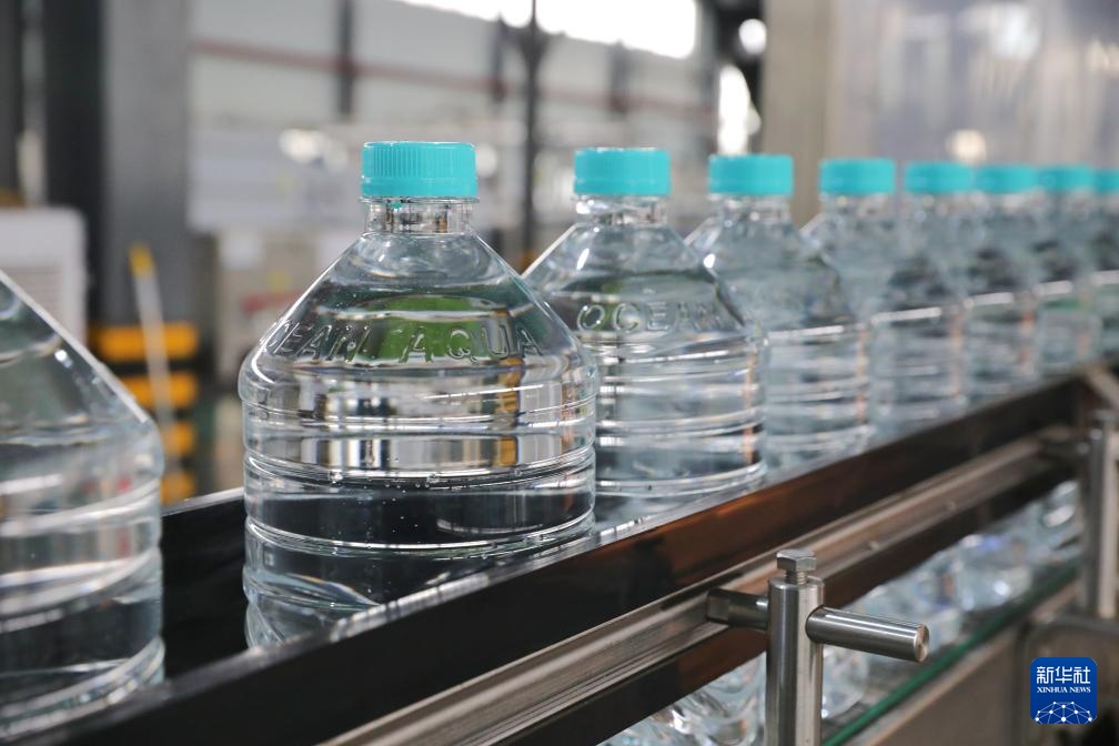 从苦涩海水到清冽饮用水——记者探访海水淡化项目 从苦涩海水到清冽饮用水——记者探访海水淡化项目