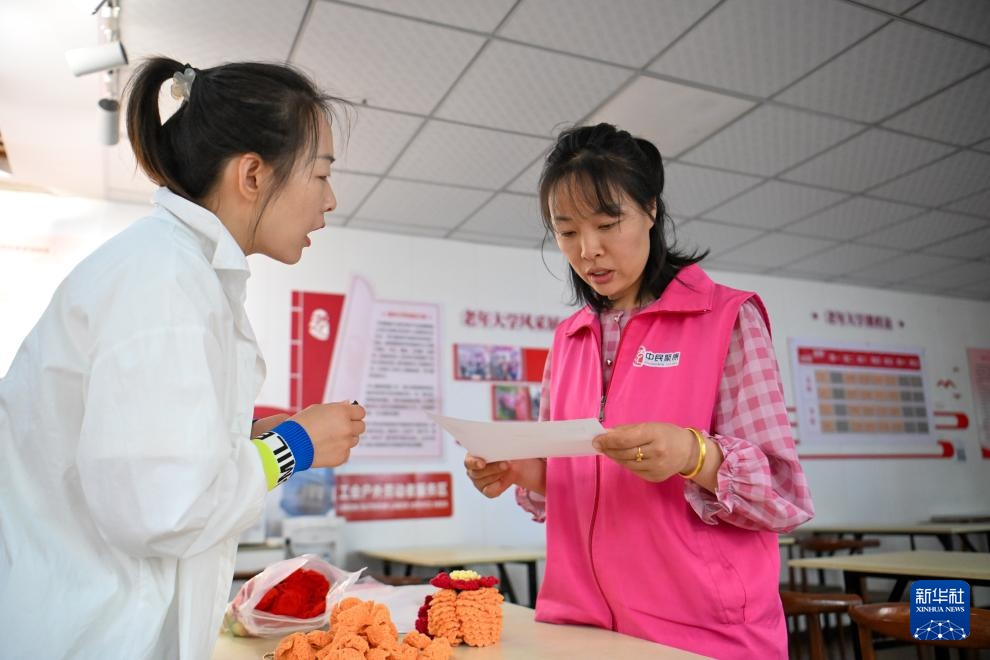 新华全媒+·新职业故事|养老管家:用心守护“银发族”的幸福“夕阳红” 新华全媒+·新职业故事|养老管家:用心守护“银发族”的幸福“夕阳红”