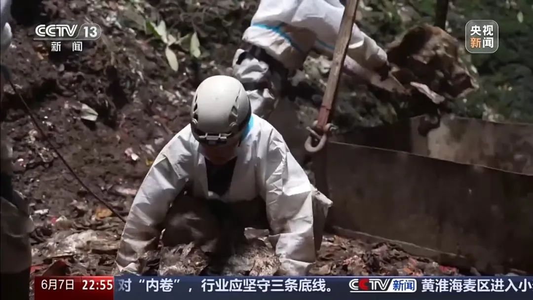 威胁“来天坑拍照就给我打”,村支书卢志富被停职 威胁“来天坑拍照就给我打”,村支书卢志富被停职