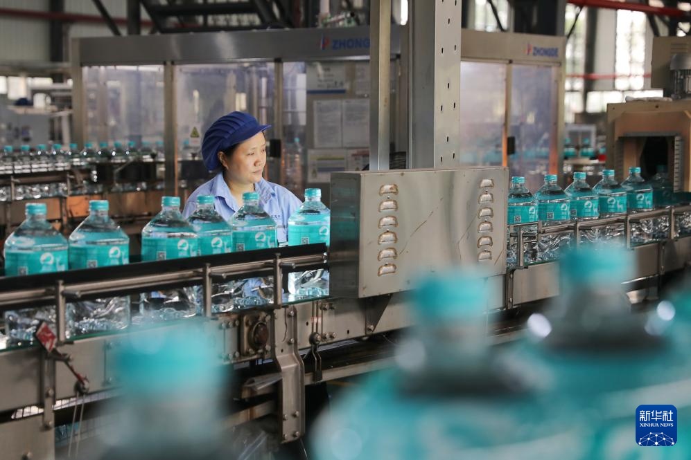 从苦涩海水到清冽饮用水——记者探访海水淡化项目 从苦涩海水到清冽饮用水——记者探访海水淡化项目