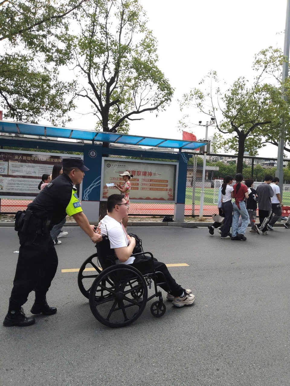 我等你!长沙民警特意在考点门口等待腿脚不便考生,“明天我们也送你,考试加油” 我等你!长沙民警特意在考点门口等待腿脚不便考生,“明天我们也送你,考试加油”