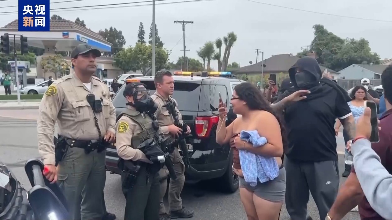 加州冲突持续 美执法人员动用催泪瓦斯和震爆弹 加州冲突持续 美执法人员动用催泪瓦斯和震爆弹