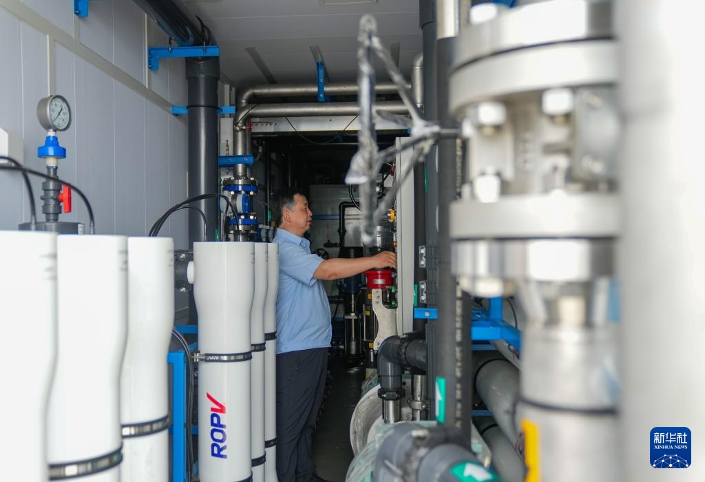 从苦涩海水到清冽饮用水——记者探访海水淡化项目 从苦涩海水到清冽饮用水——记者探访海水淡化项目