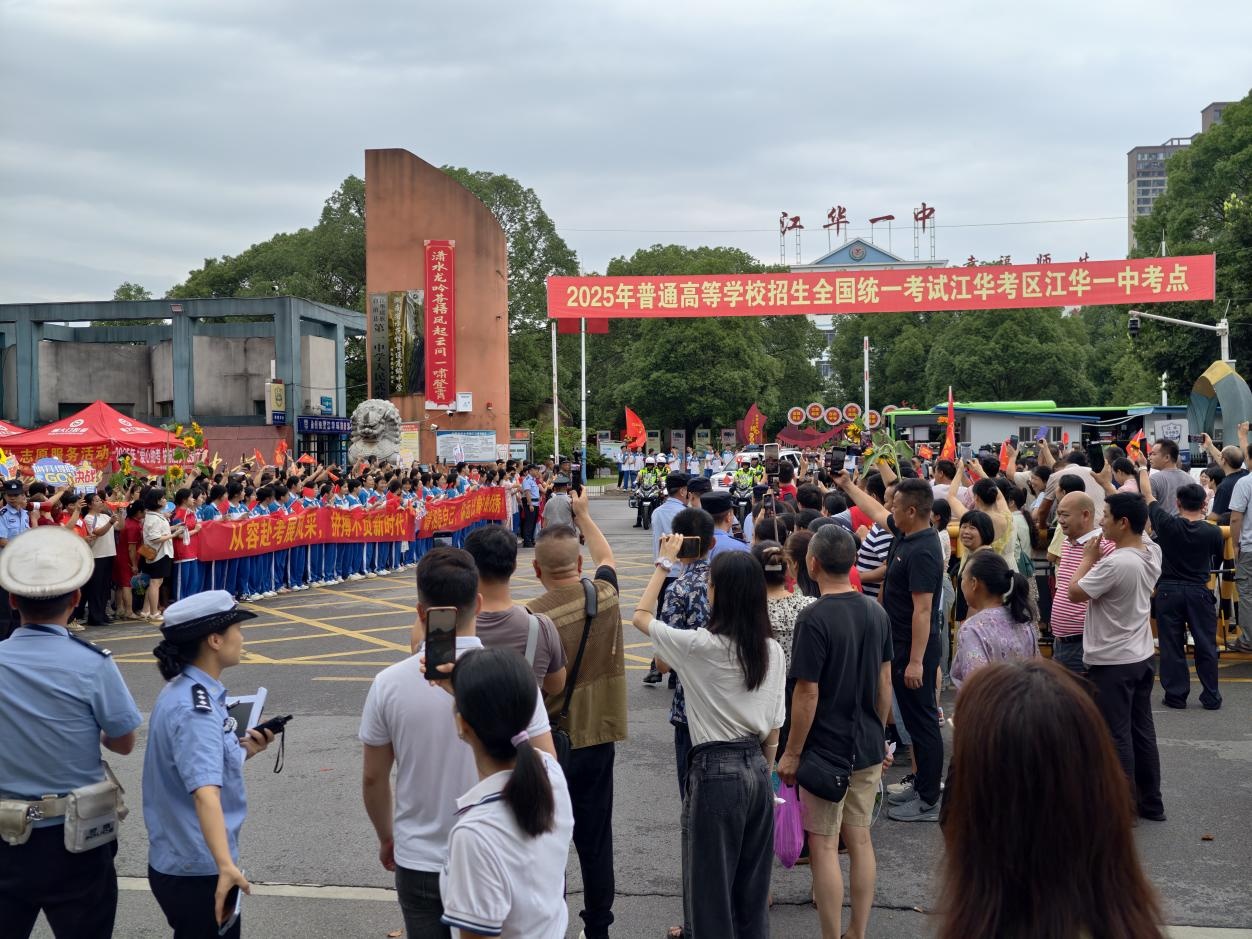 湖南49.9万考生赴考 多地暖心护航高考 湖南49.9万考生赴考 多地暖心护航高考