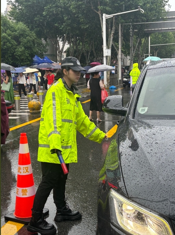 背考生趟过积水、帽檐成水帘……直击武汉高考暖心守护瞬间 背考生趟过积水、帽檐成水帘……直击武汉高考暖心守护瞬间