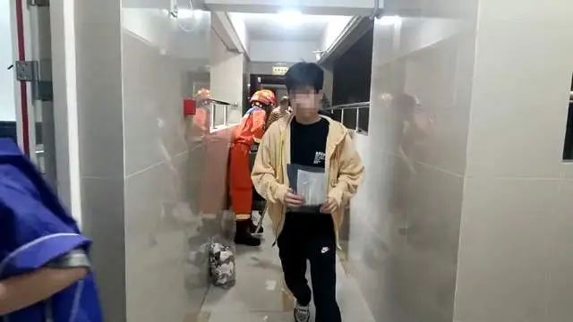 离开考不到半小时，武汉一考生被智能门锁困住！消防员火速开锁