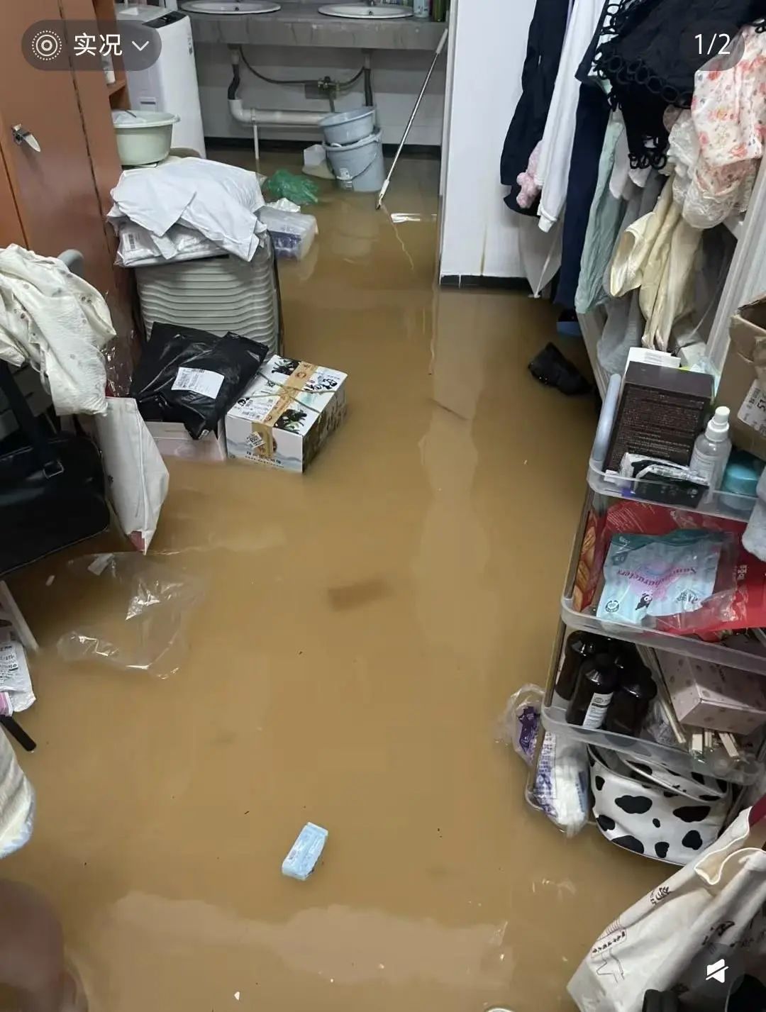 长沙一所大学宿舍因暴雨被淹,学生:当时积水已到脚踝,因为害怕去了酒店过夜 长沙一所大学宿舍因暴雨被淹,学生:当时积水已到脚踝,因为害怕去了酒店过夜
