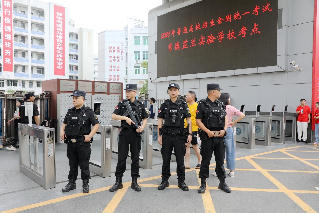 湖南49.9万考生赴考 多地暖心护航高考 湖南49.9万考生赴考 多地暖心护航高考