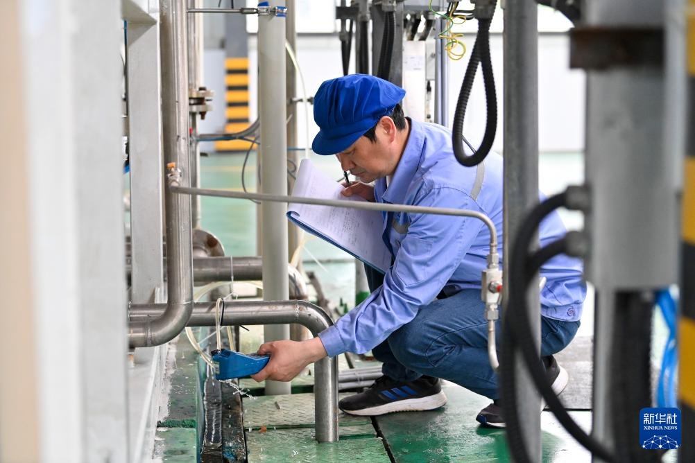 从苦涩海水到清冽饮用水——记者探访海水淡化项目 从苦涩海水到清冽饮用水——记者探访海水淡化项目