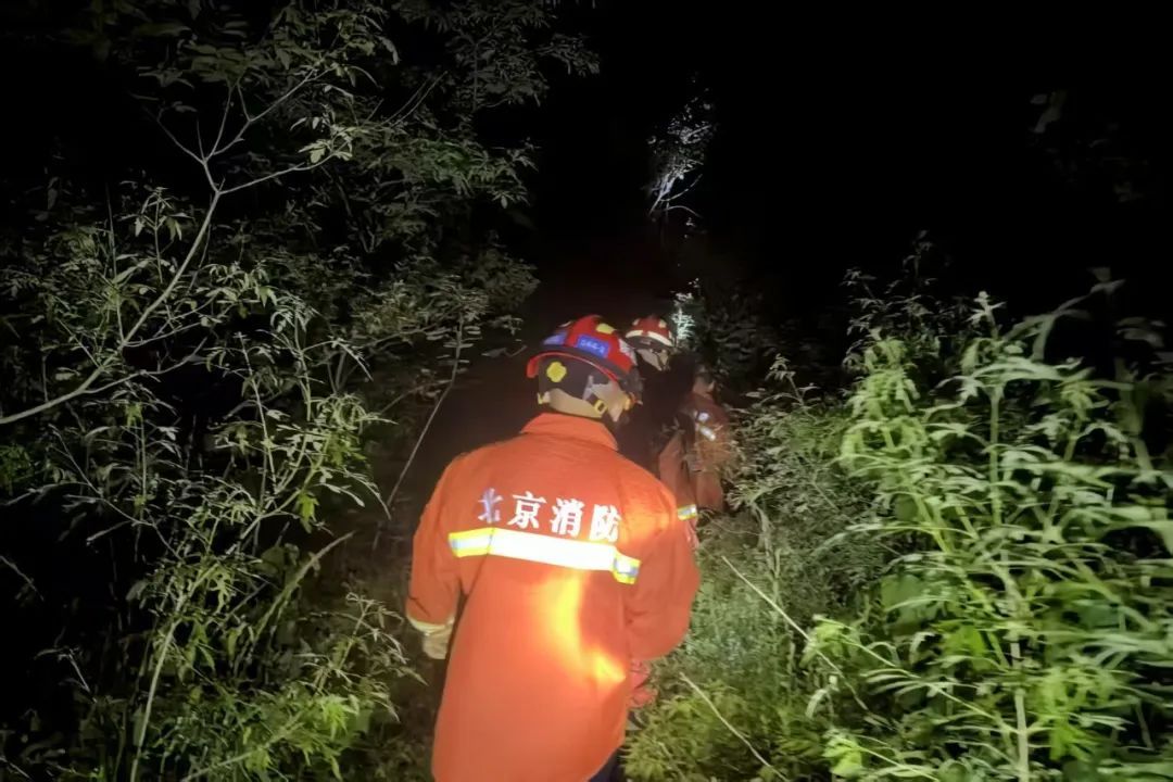 女子登山迷路被困,北京密云消防紧急救援 女子登山迷路被困,北京密云消防紧急救援
