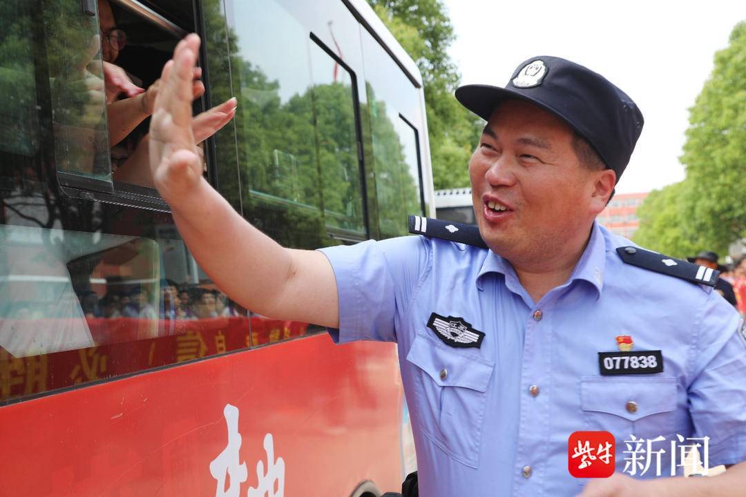 考生踏上“赶考”征途 警方全程护送助力圆梦 考生踏上“赶考”征途 警方全程护送助力圆梦