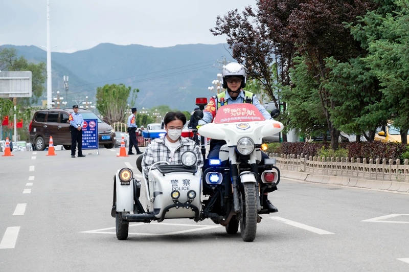 定格“赶考”瞬间!一组图记录2025年高考的无声守望 定格“赶考”瞬间!一组图记录2025年高考的无声守望