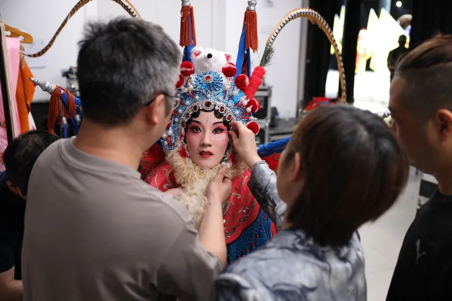女演员意外受伤！脸部缝了6针，3天后如期登台