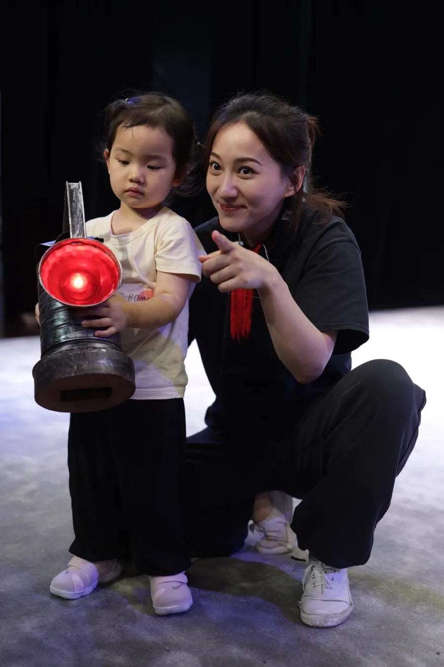 女演员意外受伤！脸部缝了6针，3天后如期登台