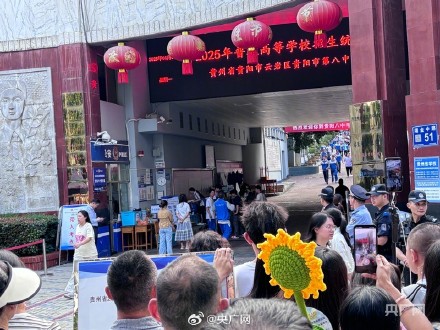 高考考场外全是抱着向日葵的家长