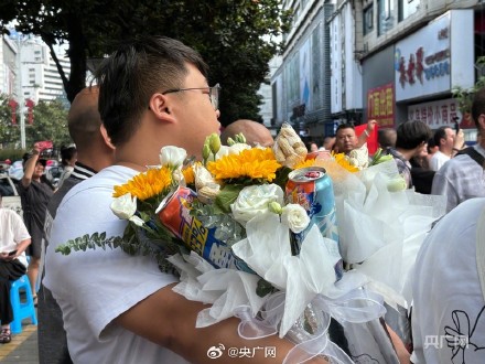 高考考场外全是抱着向日葵的家长
