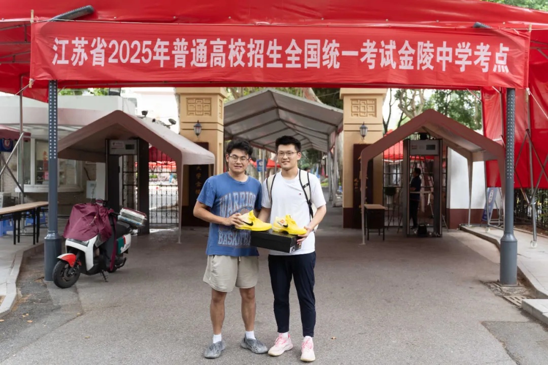 高考结束!考场外沸腾了!这些场面令人动容…… 高考结束!考场外沸腾了!这些场面令人动容……