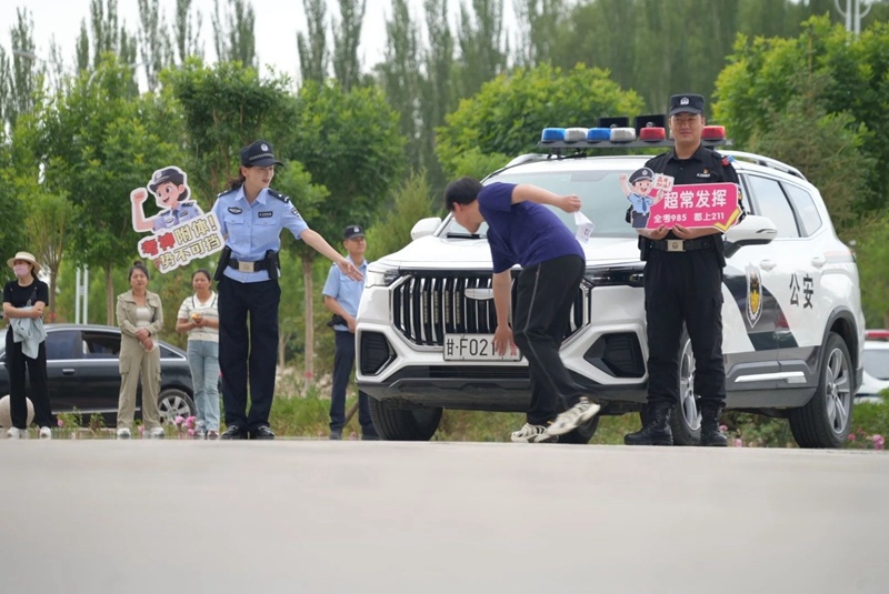 定格“赶考”瞬间!一组图记录2025年高考的无声守望 定格“赶考”瞬间!一组图记录2025年高考的无声守望