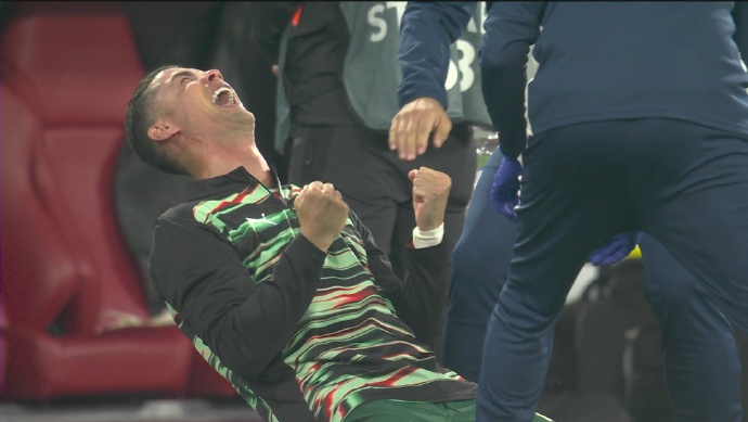 C罗40岁夺生涯第36冠,赛后喜极而泣,仰天长啸 C罗40岁夺生涯第36冠,赛后喜极而泣,仰天长啸