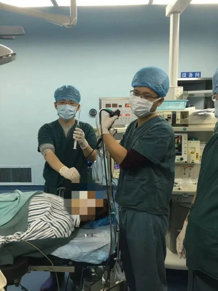 一块辣椒皮惹祸！浙江男子高烧40℃，肺部大片感染！医生提醒这个动作很危险