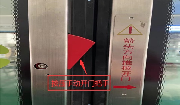 乘客“甩包”逼停地铁，还有人尝试关门瞬间伸手！切记“冲门”如同“玩命”！