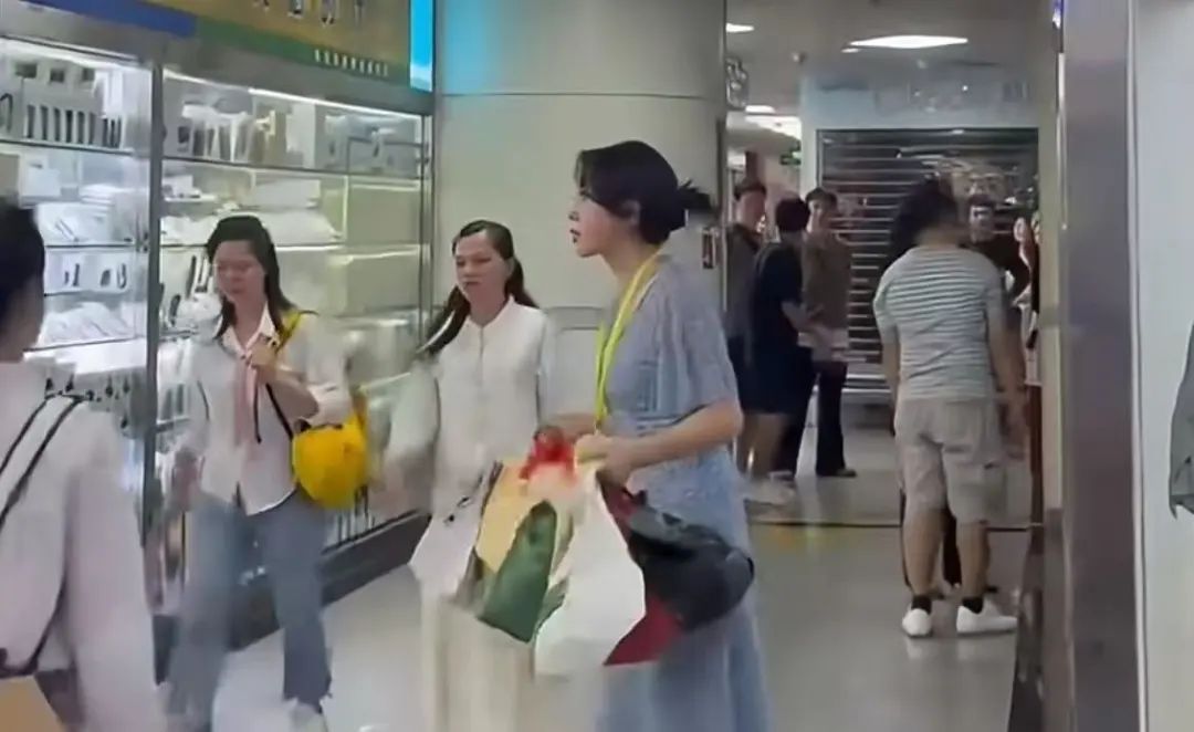 知名女演员在华强北送外卖！许多深圳人偶遇了……