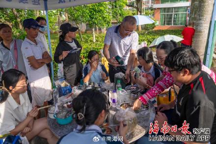 海口:高考考点外的爱心便当 海口:高考考点外的爱心便当