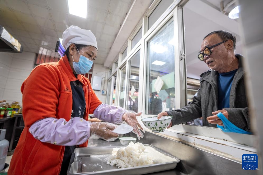 为实现女儿遗愿，她创办这间食堂照顾数百孤寡老人