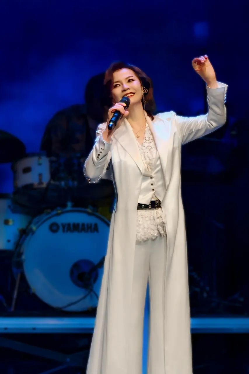 上海著名女歌手回归,代表作家喻户晓!老中青三代歌迷沸腾了... 上海著名女歌手回归,代表作家喻户晓!老中青三代歌迷沸腾了...