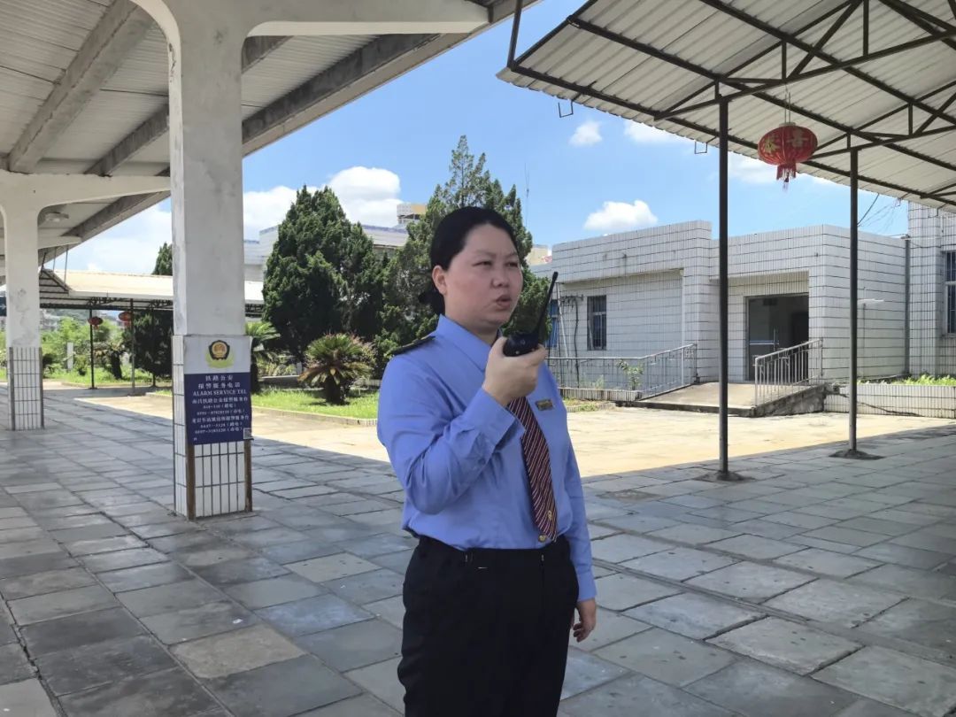 列车即将进站,两名客运员拼命跑向一名旅客 列车即将进站,两名客运员拼命跑向一名旅客