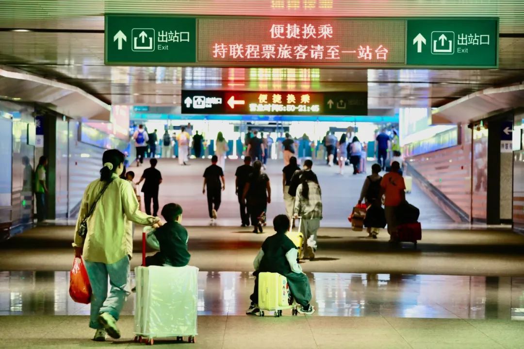 列车即将进站,两名客运员拼命跑向一名旅客 列车即将进站,两名客运员拼命跑向一名旅客