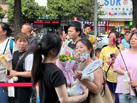 高考考场外全是抱着向日葵的家长