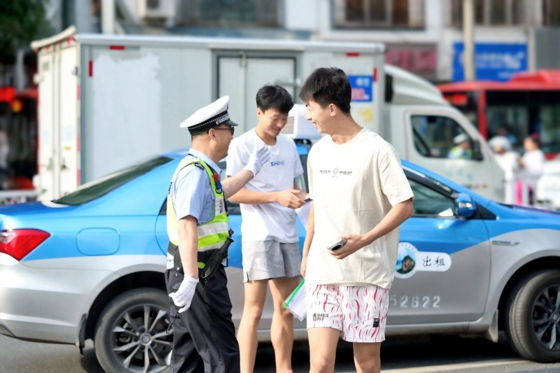 定格“赶考”瞬间!一组图记录2025年高考的无声守望 定格“赶考”瞬间!一组图记录2025年高考的无声守望