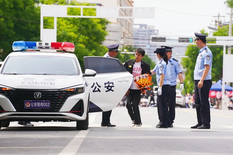 定格“赶考”瞬间!一组图记录2025年高考的无声守望 定格“赶考”瞬间!一组图记录2025年高考的无声守望