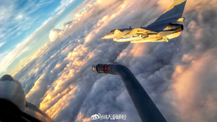 鹰击长空!歼-10飞行员视角带你上云端 鹰击长空!歼-10飞行员视角带你上云端