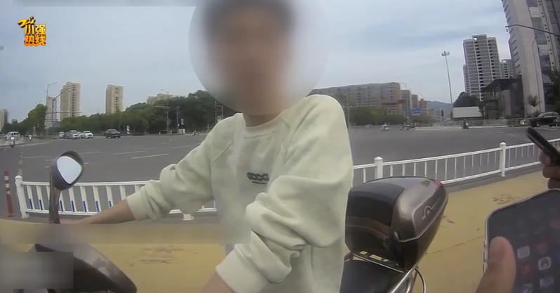 交警都惊呆了!男子骑车不戴头盔被查,核查身份后,竟然是… 交警都惊呆了!男子骑车不戴头盔被查,核查身份后,竟然是…