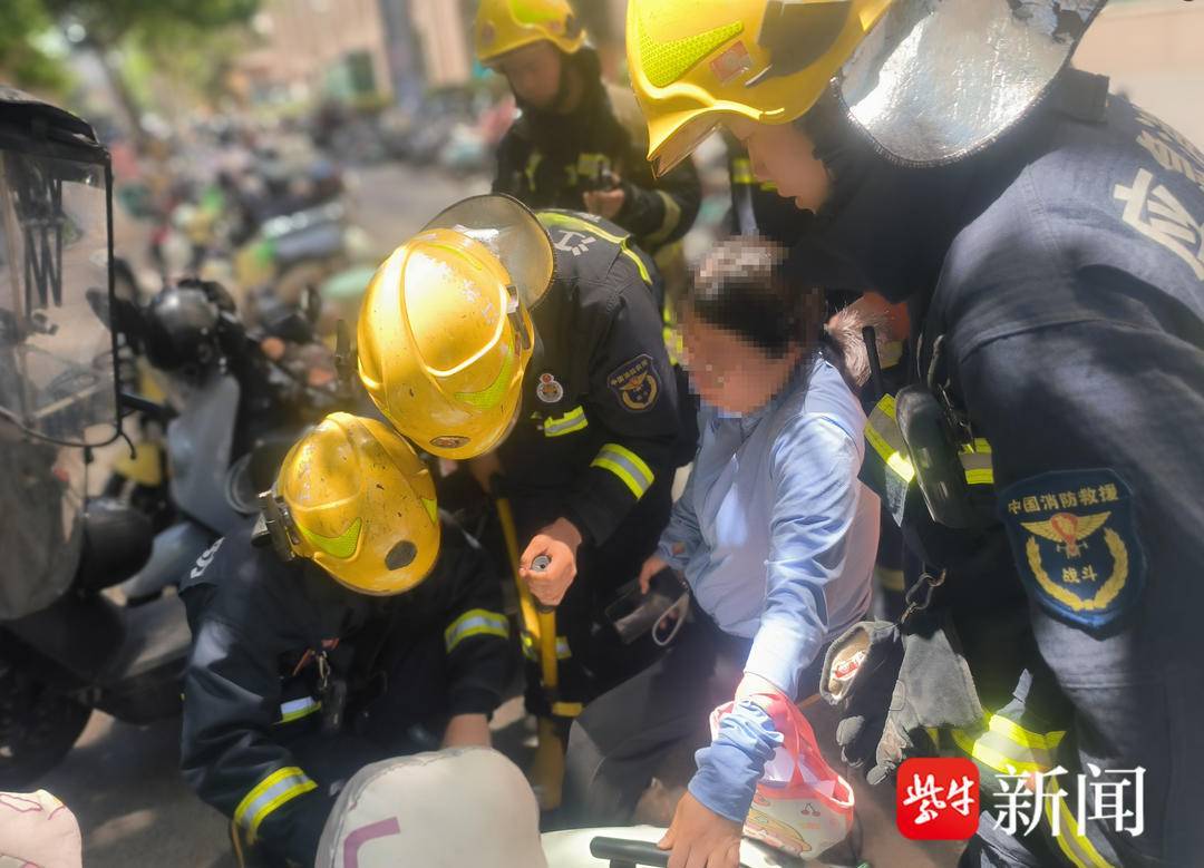 女子脚踝被电动车卡住 报警后消防用扩张器解救
