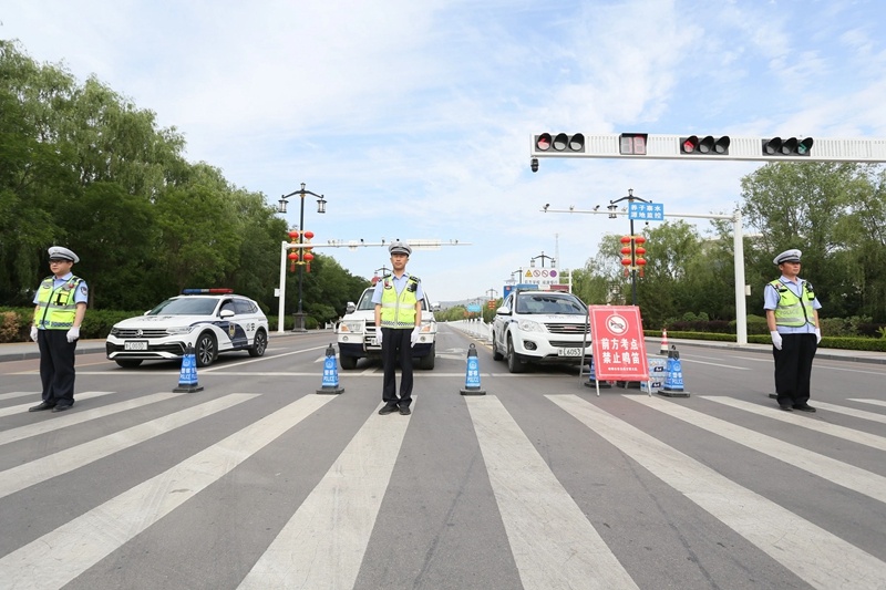 定格“赶考”瞬间!一组图记录2025年高考的无声守望 定格“赶考”瞬间!一组图记录2025年高考的无声守望