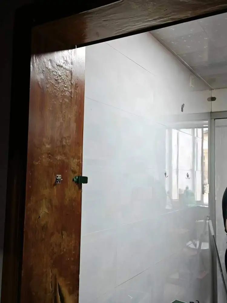 “整个家都被白蚁大军占领了!”市民惊呼:马路上到处都是,门窗紧闭也不管用! “整个家都被白蚁大军占领了!”市民惊呼:马路上到处都是,门窗紧闭也不管用!