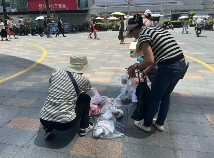知名女演员送外卖？许多网友偶遇了！