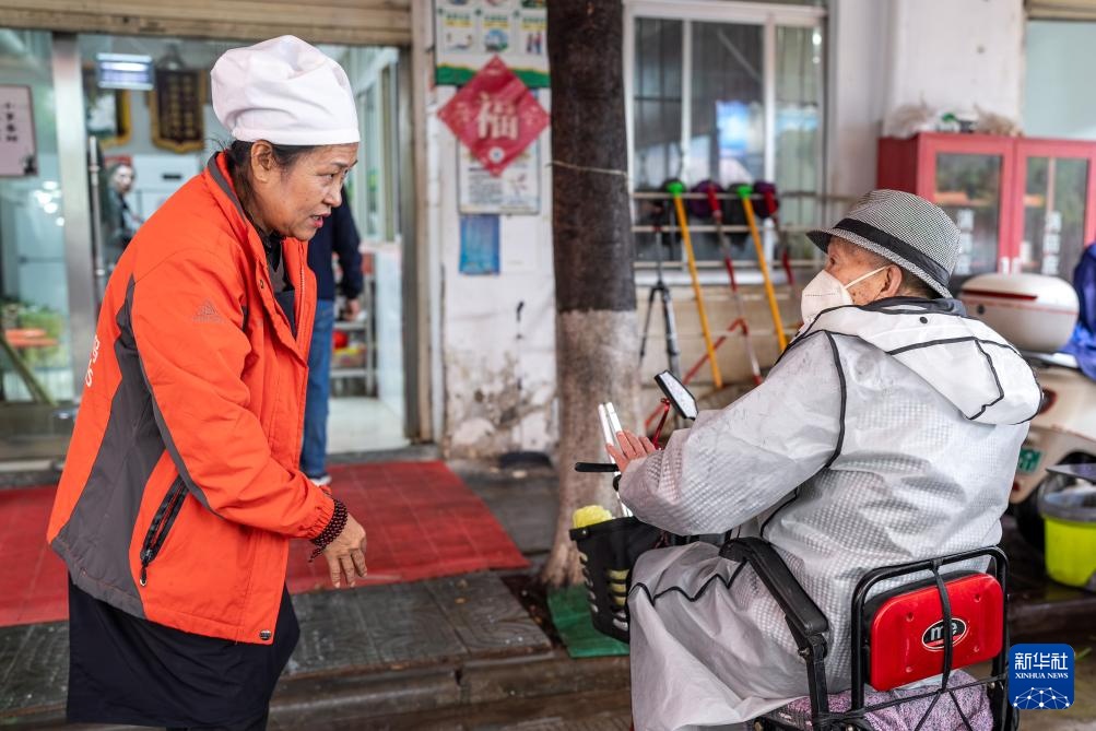 为实现女儿遗愿，她创办这间食堂照顾数百孤寡老人