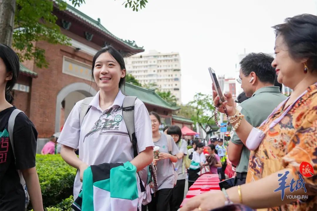 高考第二日感受如何？考生称物理“没去年难”，历史有创新，英语作文再现“李华”