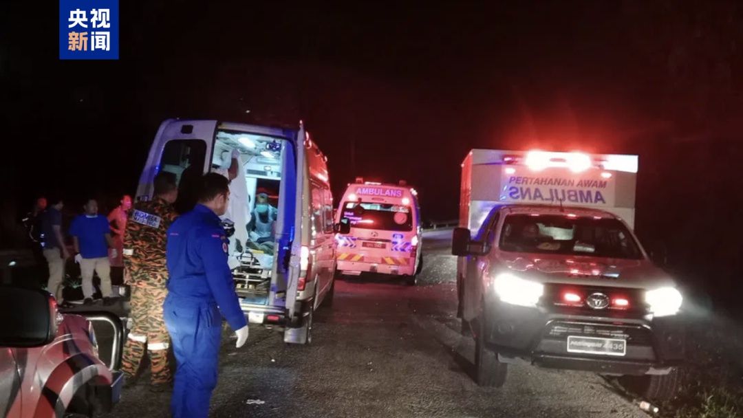 马来西亚一大客车与汽车相撞,15名学生遇难 马来西亚一大客车与汽车相撞,15名学生遇难