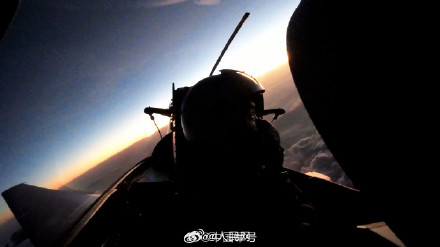 鹰击长空!歼-10飞行员视角带你上云端 鹰击长空!歼-10飞行员视角带你上云端