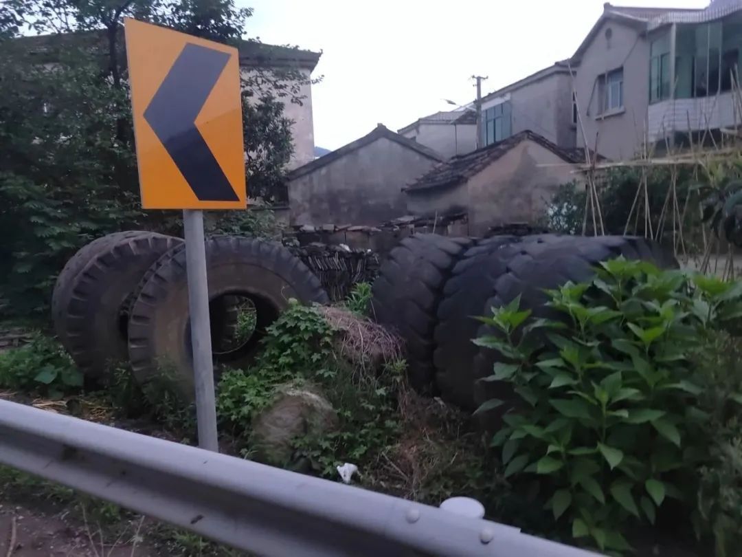 事发镇江！一车辆失控冲进池塘......